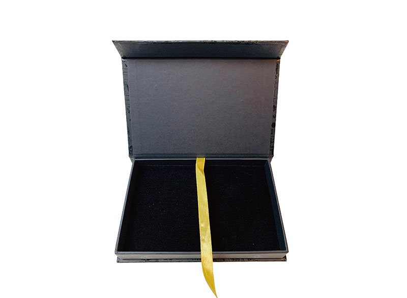 04-黑卡紙印金UV翻蓋磁鐵禮盒-01